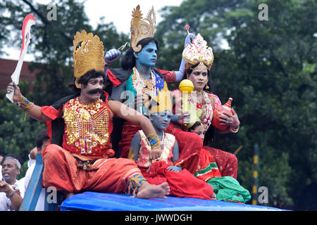 Dacca in Bangladesh. 14 Ago, 2017. Bengalese devoti indù prendere parte in una colorata processione portato fuori da Palashi incrocio nella capitale oggi celebrare Janmashtami, che segna la nascita del dio indù Krishna. Dacca in Bangladesh. Credito: SK Hasan Ali/Alamy Live News Foto Stock