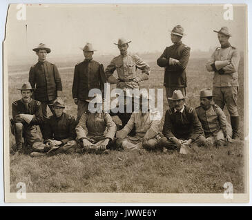 Il colonnello Theodore Roosevelt con un gruppo di piloti ruvida consigliata per la promozione Foto Stock