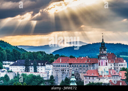 Vista sulla città vecchia di Chesky Krumlov e il Castello di Krumlov Chesky in serata, Boemia, Jihocesky Kraj, Repubblica Ceca, Europa Foto Stock