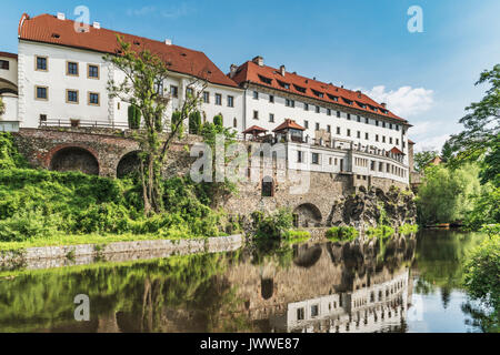 L'edificio dell'ex collegio dei gesuiti è ora l'Hotel Ruze. Sulla sinistra si trova il palazzo del Praelatur a Cesky Krumlov, Repubblica Ceca, Europa Foto Stock