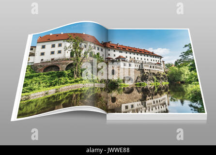 L'edificio dell'ex collegio dei gesuiti è ora l'Hotel Ruze. Sulla sinistra si trova il palazzo del Praelatur a Cesky Krumlov, Repubblica Ceca, Europa Foto Stock