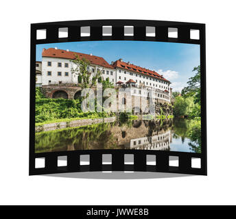 L'edificio dell'ex collegio dei gesuiti è ora l'Hotel Ruze. Sulla sinistra si trova il palazzo del Praelatur a Cesky Krumlov, Repubblica Ceca, Europa Foto Stock