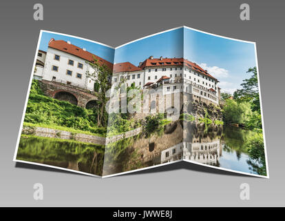 L'edificio dell'ex collegio dei gesuiti è ora l'Hotel Ruze. Sulla sinistra si trova il palazzo del Praelatur a Cesky Krumlov, Repubblica Ceca, Europa Foto Stock