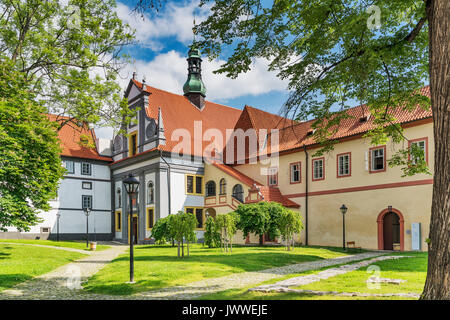 Il monastero minoritica con la Chiesa del Corpus Domini si trova a Cesky Krumlov, Boemia, Jihocesky kraj, Repubblica Ceca, Europa Foto Stock