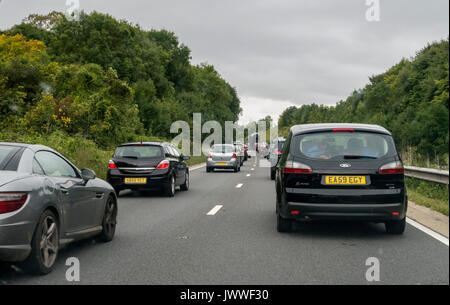 Accodamento di traffico durante un ingorgo sull'A303 trunk road a sud ovest dell'Inghilterra. Foto Stock