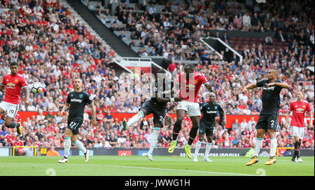 Il Manchester United Romelu Lukaku punteggi al suo fianco il secondo obiettivo del gioco durante il match di Premier League a Old Trafford, Manchester. Foto Stock