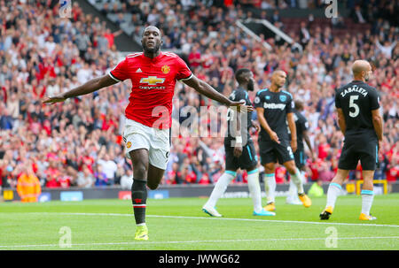 Il Manchester United Romelu Lukaku punteggio celebra il suo lato il secondo obiettivo del gioco durante il match di Premier League a Old Trafford, Manchester. Foto Stock