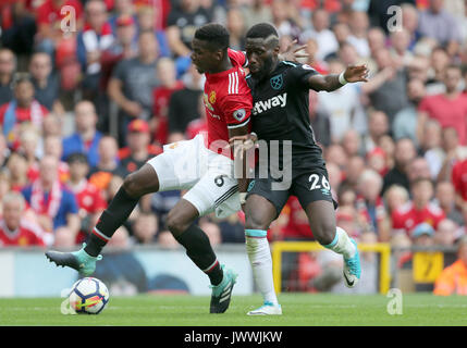 Il Manchester United Paul Pogba (sinistra) e il West Ham United Masuaku Arthur battaglia per la palla durante il match di Premier League a Old Trafford, Manchester. Foto Stock