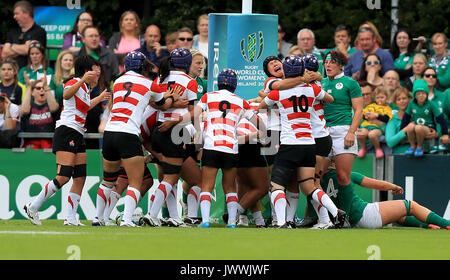 In Giappone i giocatori festeggiare essendo aggiudicati a provare durante il 2017 le donne la Coppa del Mondo di Rugby, Pool C corrisponde all'UCD Bowl, Dublino. Foto Stock