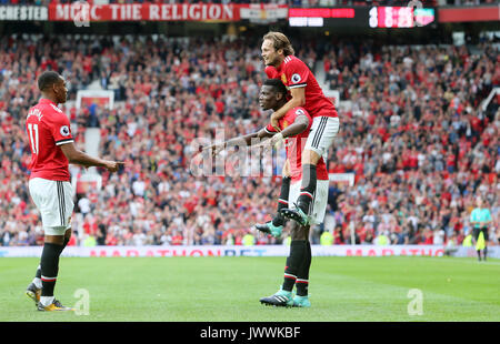Il Manchester United Paul Pogba celebra il suo punteggio i lati quarto obiettivo della partita con compagni di squadra durante il match di Premier League a Old Trafford, Manchester. Foto Stock