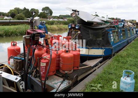 Una alimentazione flottante shop di Kennet & Avon Canal la fornitura di gas e combustibile a diportisti Foto Stock