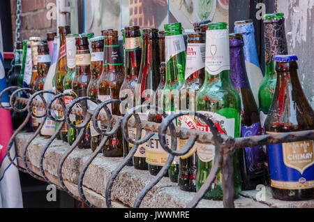 Bicchiere vuoto bottiglie di birra a sedersi su un ripiano al di fuori della strada di Tianzifang, Cina. Foto Stock