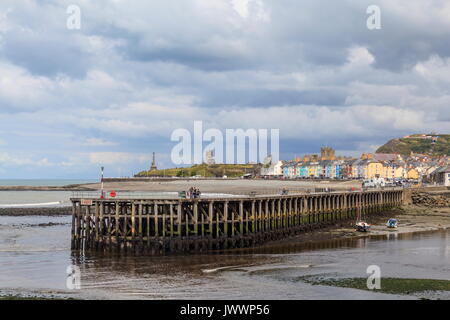 Guardando al di là del fiume Ystwyth al porto frangiflutti e Aberystwyth South Beach. I resti del vecchio castello può essere visto in corrispondenza della estremità lontana del t Foto Stock