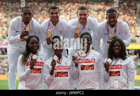 Gran Bretagna 4x100 relay teams uomini CJ Ujah, Adam Gemili, Adam Talbot e Nethaneel Mitchell Blake (oro) e donne Daryll Neita, Dian Asher-Smith, Desiree Henry e Asha Philip (argento) sul podio durante il giorno dieci del 2017 IAAF Campionati del mondo presso il London Stadium. Foto Stock