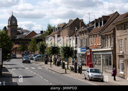 Hungerford Berkshire England UK High Street negozi e Palazzo Comunale. La città è conosciuta per il commercio di antiquariato Foto Stock