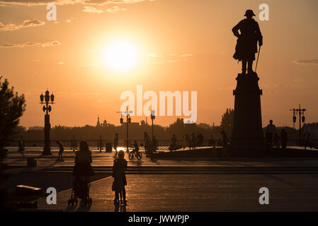 Astrakhan, Russia. Pietro il Grande monumento al terrapieno di Astrakhan riverfront area Foto Stock