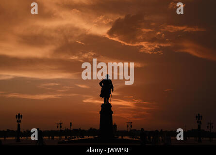 Astrakhan, Russia. Pietro il Grande monumento al terrapieno di Astrakhan riverfront area Foto Stock