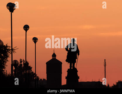 Astrakhan, Russia. Pietro il Grande monumento al terrapieno di Astrakhan riverfront area Foto Stock