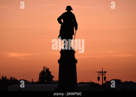 Astrakhan, Russia. Pietro il Grande monumento al terrapieno di Astrakhan riverfront area Foto Stock