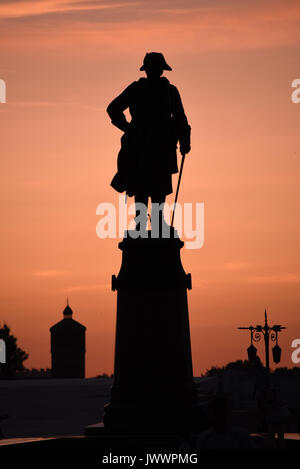 Astrakhan, Russia. Pietro il Grande monumento al terrapieno di Astrakhan riverfront area Foto Stock