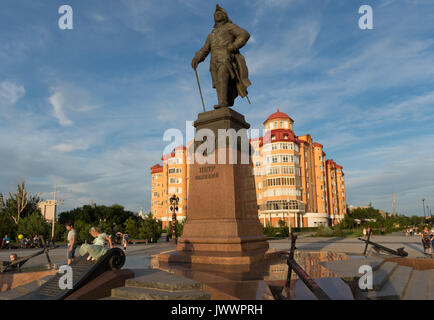 Astrakhan, Russia. Pietro il Grande monumento al terrapieno di Astrakhan riverfront area Foto Stock