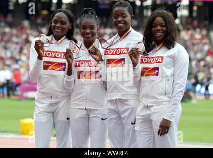 Gran Bretagna (da sinistra a destra) Daryll Neita, Dina Asher-Smith, Desiree Henry e Asha Filippo con le loro medaglie d argento per la 4x100m donne il relè durante il giorno dieci del 2017 IAAF Campionati del mondo presso il London Stadium. Foto Stock