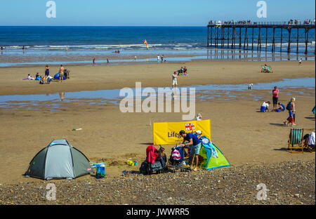 Vacanze Estate folle sulla spiaggia, Saltburn dal mare, North Yorkshire Foto Stock