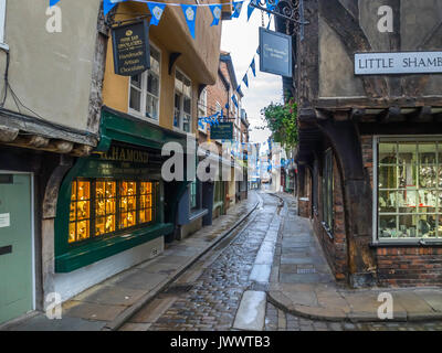 Guardando lungo il caos storica strada medievale nel centro della città di York nel primo mattino senza persone Foto Stock