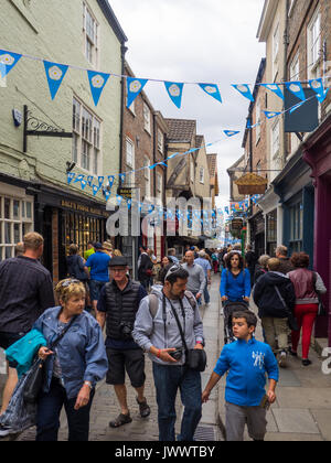 La Folla di visitatore estivo di turisti nel caos storica strada medievale nel centro della città di York Foto Stock