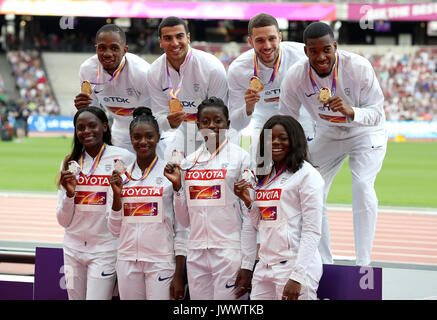 Gran Bretagna 4x100 relay teams uomini CJ Ujah, Adam Gemili, Adam Talbot e Nethaneel Mitchell Blake (oro) e donne Daryll Neita, Dian Asher-Smith, Desiree Henry e Asha Philip (argento) sul podio durante il giorno dieci del 2017 IAAF Campionati del mondo presso il London Stadium. Stampa foto di associazione. Picture Data: domenica 13 agosto, 2017. Vedere PA storia mondiale di atletica. Foto di credito dovrebbe leggere: Martin Rickett/filo PA. Restrizioni: Restrizioni: solo uso editoriale. Nessuna trasmissione di suoni o immagini in movimento e nessun video di simulazione. Foto Stock