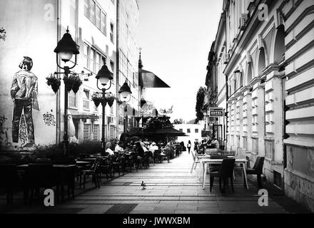 Nei pressi di via Knez Mihailova Street o Prince Michael Street, una strada più antica e famosa attrazione turistica di Belgrado Foto Stock