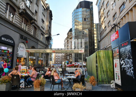 Nei pressi di via Knez Mihailova Street o Prince Michael Street, una strada più antica e famosa attrazione turistica di Belgrado Foto Stock