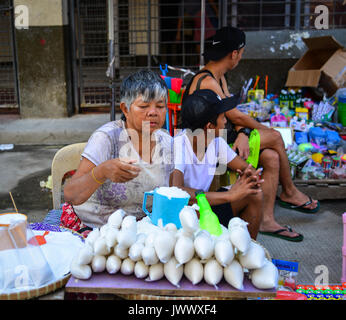 Manila, Filippine - 12 Apr 2017. I venditori al mercato di strada a Manila nelle Filippine. Manila è la capitale delle Filippine e la più densamente populat Foto Stock