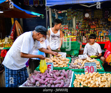 Manila, Filippine - 12 Apr 2017. I fornitori vendono cibo al mercato di strada a Manila nelle Filippine. Manila è considerato come uno dei migliori negozi destinat Foto Stock