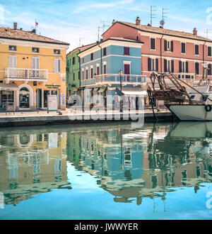 2017-07-27 - Cesenatico, Emilia Romagna, Italia. Case colorate riflettendo sulle acque del porto Foto Stock