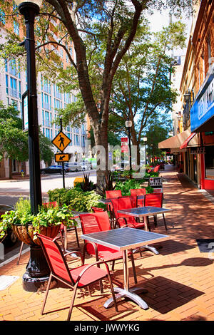 Sidewalk Cafe tavoli e sedie nel centro di Sarasota, FL, Stati Uniti d'America Foto Stock