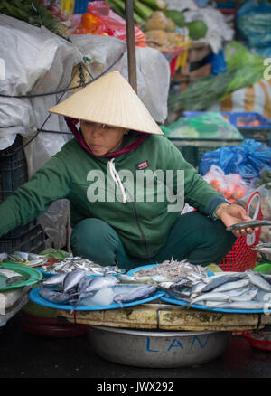 A Saigon, Vietnam - Giugno 30, 2017: Donna di vendita del pesce sul mercato, a Saigon, Vietnam. Foto Stock