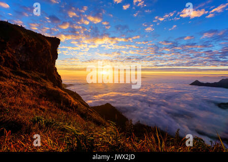 Vista sunrise di Phu chi fa o pu chee fah in Chiang Rai, Thailandia Foto Stock