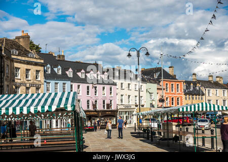 Fine del giorno di mercato nel centro di Cotswolds città di CIRENCESTER, GLOUCESTERSHIRE, Inghilterra, Regno Unito. Foto Stock