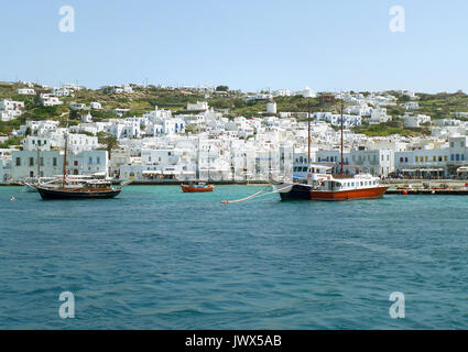 Colorate di bianco le isole greche di architettura in collina con colori vividi imbarcazioni presso il Mykonos Porto Vecchio, Mykonos isola della Grecia Foto Stock