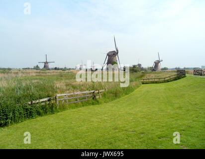 Gruppo di autentici mulini a vento olandese a Kinderdijk, Sito Patrimonio Mondiale dell'UNESCO in Paesi Bassi Foto Stock