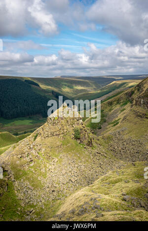 Alport Castelli, una drammatica caratteristica naturale nella valle di Alport, Peak District, Derbyshire, in Inghilterra. Sottolineato formazione rocciosa conosciuta come la torre. Foto Stock