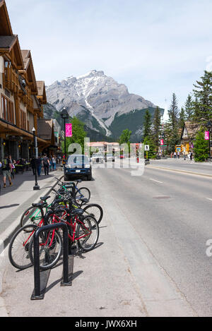 La bella città di montagna di Banff nel Parco Nazionale di Banff Alberta Canada Foto Stock