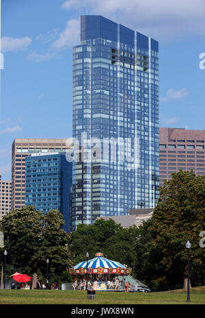 Alto edificio residenziale e una giostra su Boston Common Boston Massachusetts Foto Stock