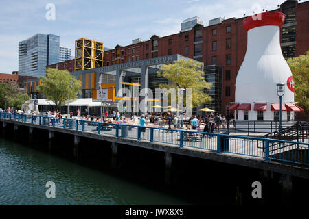 Cappa gigante bottiglia di latte presso il Museo dei Bambini sul Porto di Boston Waterfront Fort Point, Boston Massachusetts Foto Stock