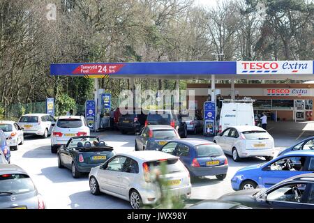 Coda di vetture per la benzina e il gasolio a un occupato Tesco Extra stazione di benzina a Cardiff, nel Galles, UK. Foto Stock