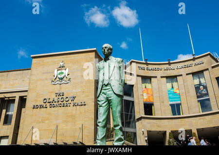 Statua di Donald Dewar in glasgow davanti al Royal Concert Hall Foto Stock