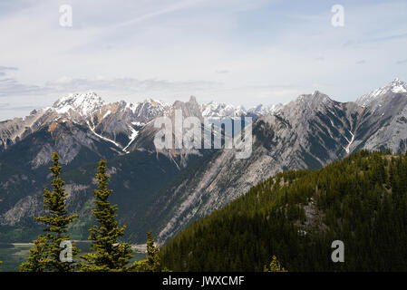 Vista aerea di Banff dalla parte superiore del Giro in Gondola nelle Montagne Rocciose Alberta Canada Foto Stock