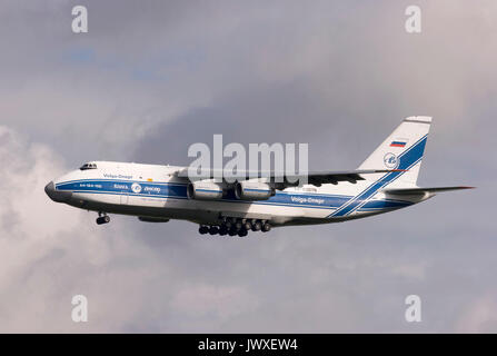 RA-82079 Volga-Dnepr Airlines Antonov un-124-100 Ruslan in atterraggio a Londra Stansted. 8 luglio 2008. Foto Stock