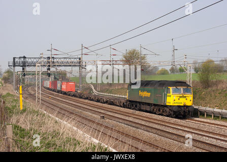 Una classe 57 locomotiva diesel numero 57005 'Freightliner eccellenza' lavorando un Freightliner a Dudswell sulla linea principale della costa occidentale. Foto Stock